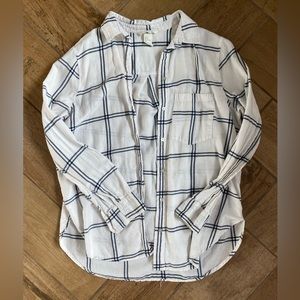 H&M womens button up shirt. Size 6
